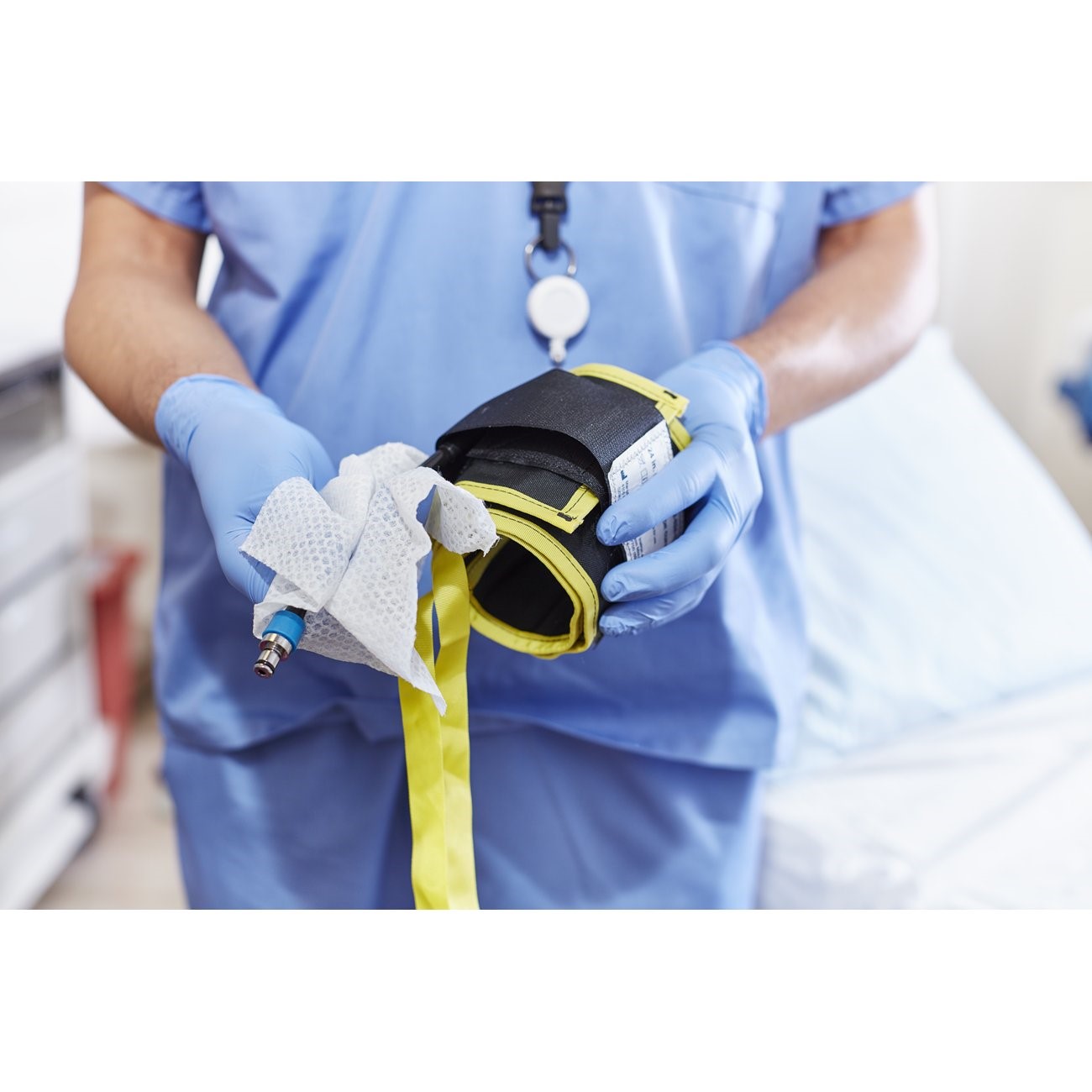 Cloroxpro Disinfectant Commercial Solutionswipes Fresh Scent 75 Count Packs - 6 Per Case.