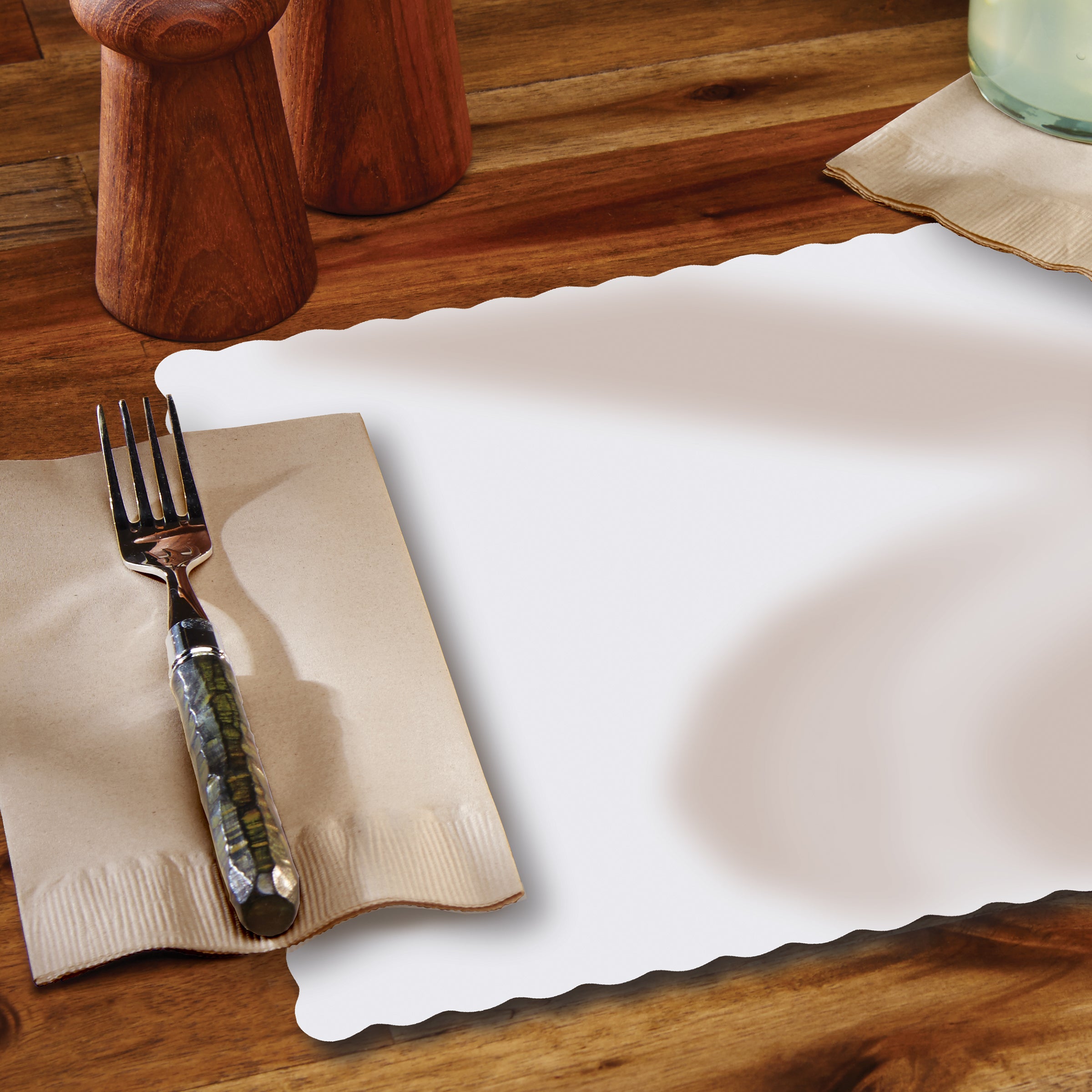 Placemat Paper White Classic Scallop 1000 Each - 1 Per Case.