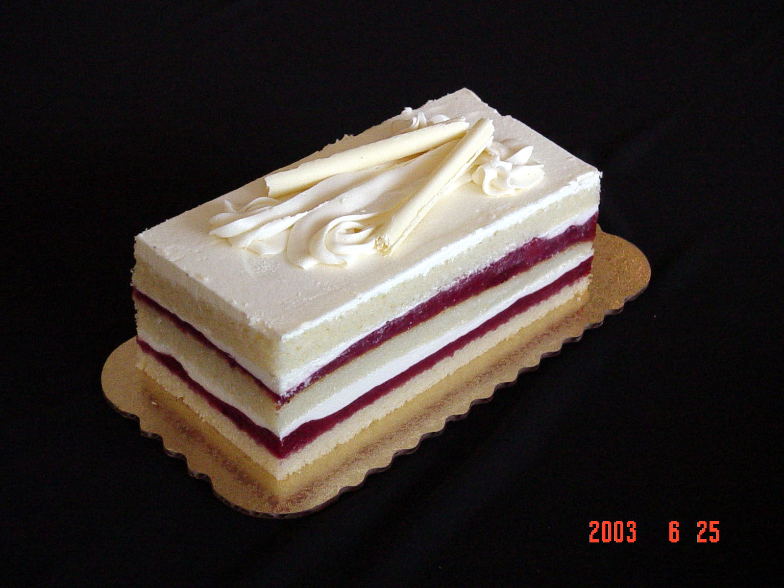 The Original Cakerie Layer (2"x6") Strawberry Shortcake Cut 2 Each - 1 Per Case.
